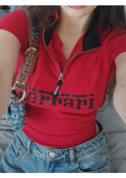 Car Detail Red & Black Baskılı Fermuarlı Crop Bluz fırsatları