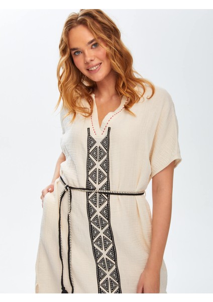 Resort Kontrast Yakalı Önü Nakış Işli Müslin Elbise 68791 fırsatları