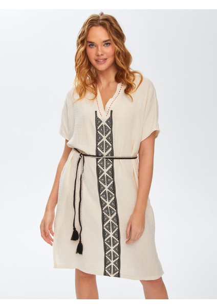 Resort Kontrast Yakalı Önü Nakış Işli Müslin Elbise 68791