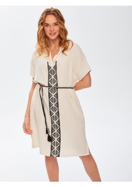 Resort Kontrast Yakalı Önü Nakış Işli Müslin Elbise 68791 fiyatları