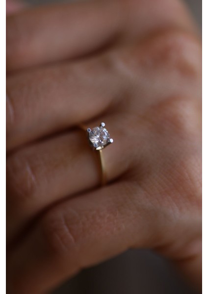 14 Ayar Altın Tek Taş Model Dört Tırnak Montürlü Yüzük