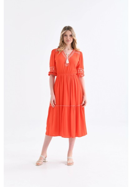 V Yaka Nakış Detaylı Volanlı Elbise