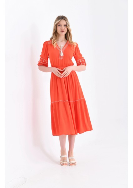 V Yaka Nakış Detaylı Volanlı Elbise modelleri