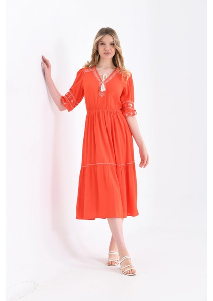 V Yaka Nakış Detaylı Volanlı Elbise fırsatları