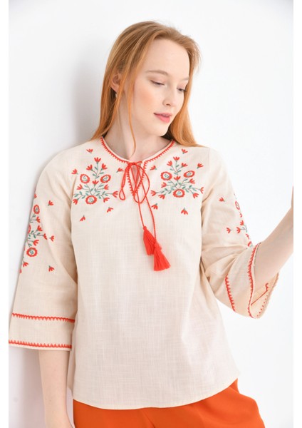 Kadın Bisiklet Yaka Bağlama Detay Etnik Nakışlı Bluz fiyatları