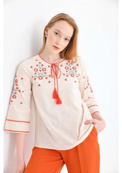 Kadın Bisiklet Yaka Bağlama Detay Etnik Nakışlı Bluz fırsatları