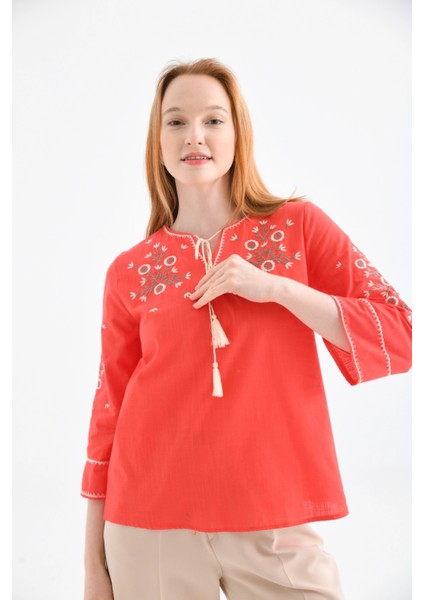 Kadın Bisiklet Yaka Bağlama Detay Etnik Nakışlı Bluz fiyatları