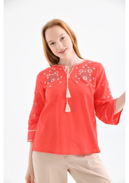 Kadın Bisiklet Yaka Bağlama Detay Etnik Nakışlı Bluz fırsatları