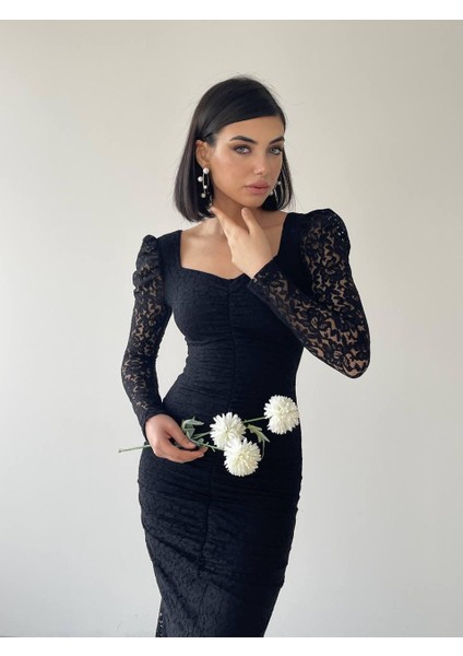 Hadise Uzun Siyah Dantel Elbise