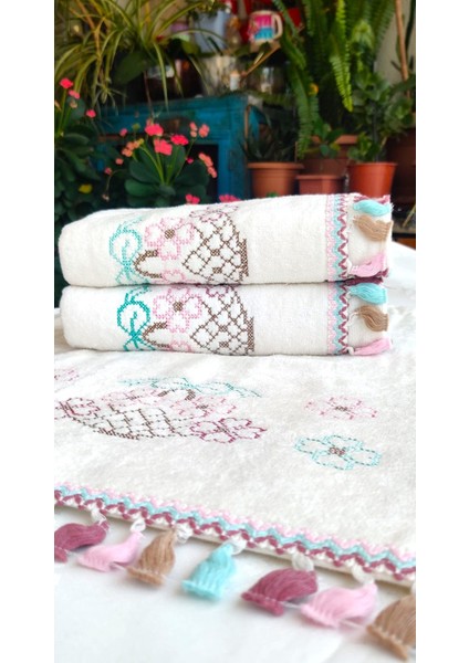 (3'lü set) Çeyizlik 50X90 Cm. Kanaviçe Çiçek Desenli Püsküllü Kadife Lüks Havlu Seti