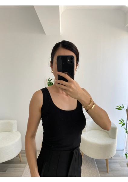 Siyah Oval Yaka Atlet