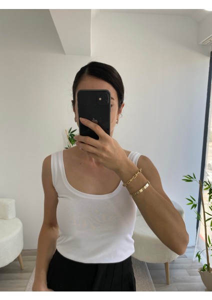 Beyaz Oval Yaka Atlet