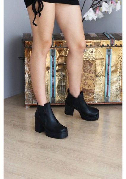 Lastik Detaylı Platform Kalın Topuklu Kadın Bot