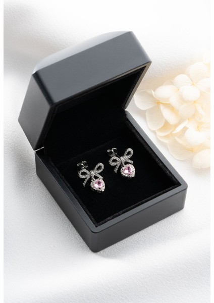 925 Ayar Gümüş Işıklı Kutuda Fiyonklu Kalp Küpe