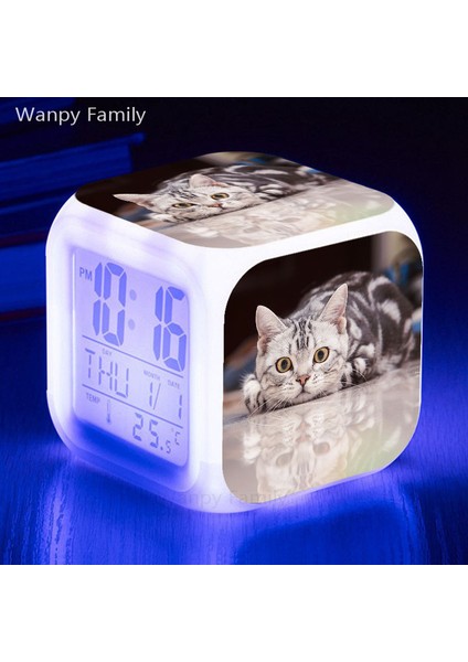 Mor Dua Eden Yavru Kedi 7 Renk Değiştiren LED Dijital Çalar Saat Öğrenci Yatak Odası Uyanma Zamanlayıcısı Masa Saati Çocuk Odası Ev Dekoru Kedi Bebek (Yurt Dışından)