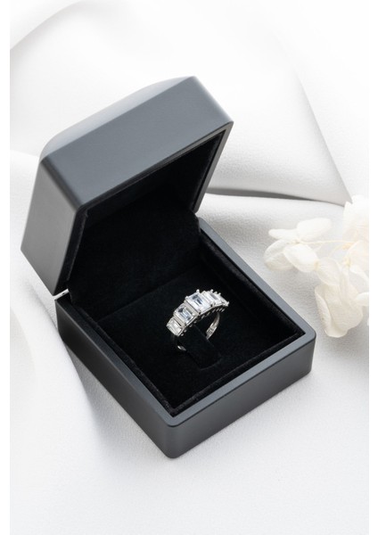 925 Ayar Gümüş Işıklı Kutuda Ayarlanabilir Baget Taşlı Yüzük