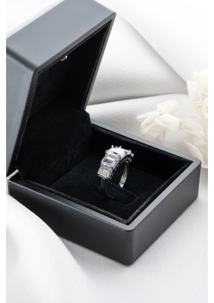 925 Ayar Gümüş Işıklı Kutuda Ayarlanabilir Baget Taşlı Yüzük modelleri