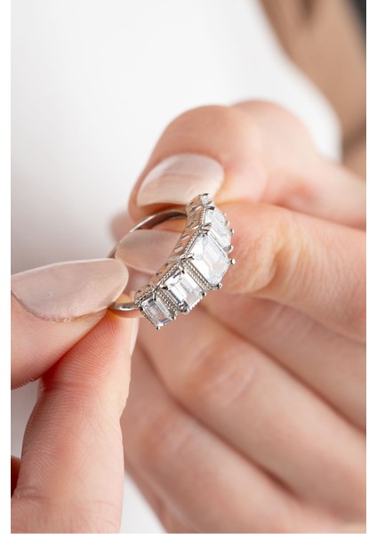 925 Ayar Gümüş Işıklı Kutuda Ayarlanabilir Baget Taşlı Yüzük fırsatları