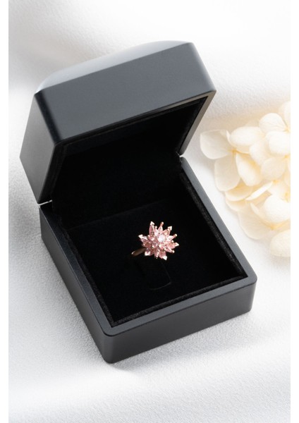 925 Ayar Gümüş Işıklı Kutuda Ayarlanabilir Pembe Taşlı Lotus Yüzük