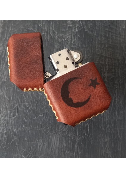 Nikuracraft Kişiye Özel Çakmak Benzinli Çakmak Deri Kılıflı Zippo Tarzı Çakmak El Yapımı Türk Bayrağı Desenli Hakiki Deri Çakmak