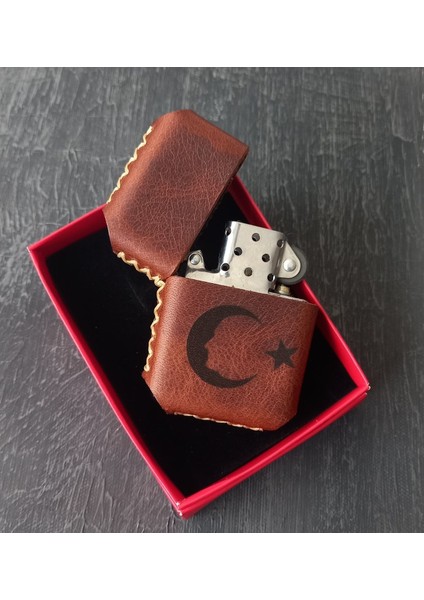 Nikuracraft Kişiye Özel Çakmak Benzinli Çakmak Deri Kılıflı Zippo Tarzı Çakmak El Yapımı Türk Bayrağı Desenli Hakiki Deri Çakmak