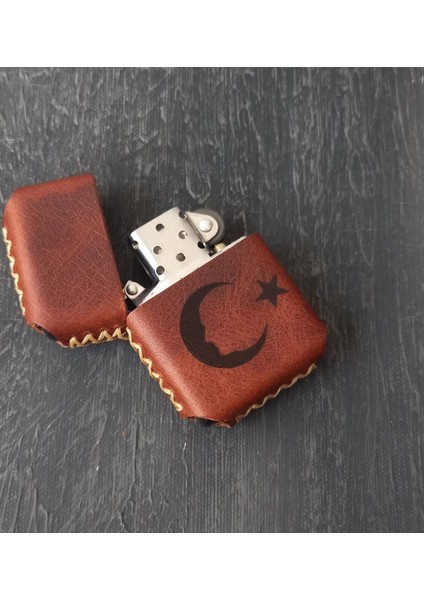 Nikuracraft Kişiye Özel Çakmak Benzinli Çakmak Deri Kılıflı Zippo Tarzı Çakmak El Yapımı Türk Bayrağı Desenli Hakiki Deri Çakmak