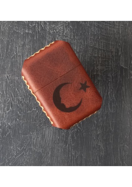 Nikuracraft Kişiye Özel Çakmak Benzinli Çakmak Deri Kılıflı Zippo Tarzı Çakmak El Yapımı Türk Bayrağı Desenli Hakiki Deri Çakmak
