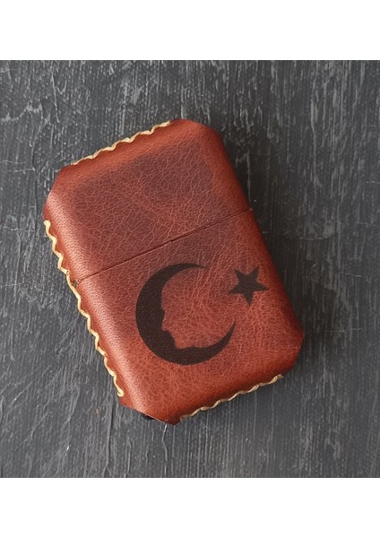 Nikuracraft Kişiye Özel Çakmak Benzinli Çakmak Deri Kılıflı Zippo Tarzı Çakmak El Yapımı Türk Bayrağı Desenli Hakiki Deri Çakmak