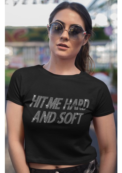 Taşlı Görünümlü Hit Me Hard And Soft Yazılı Crop Top, Billie Eilish Baskılı Crop Bluz