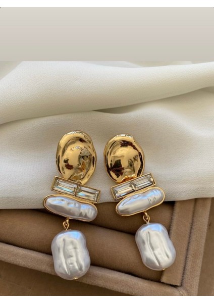 Sallantılı Incili Gold Detaylı Küpe