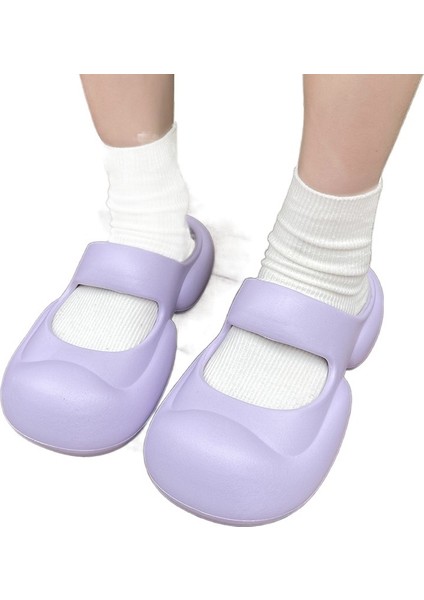 Kızlar Açık Havada Eva Sandalet ve Terlik Giyerler. (Yurt Dışından)