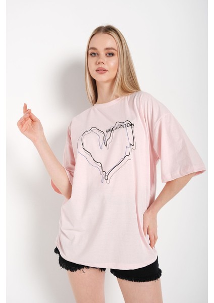 Kadın Çizgili Figür Kalp Pudra Pembe T-Shirt Have A Holiday Baskılı fiyatları