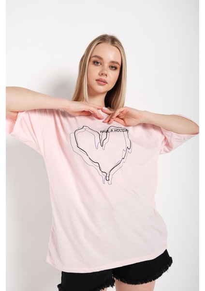 Kadın Çizgili Figür Kalp Pudra Pembe T-Shirt Have A Holiday Baskılı modelleri