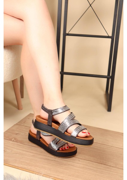 Önü Çapraz Desenli Arkası Lastikli Sandalet PLATİN fiyatları