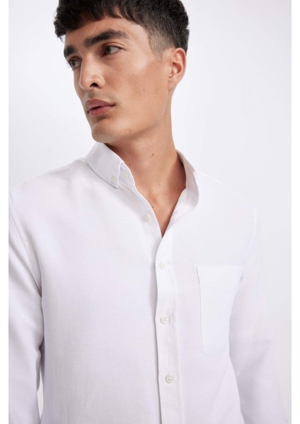 Slim Fit Dar Kesim Düğmeli Dokulu Düz Pamuk Karışımlı Uzun Kollu Beyaz Gömlek T2066AZ24AU fırsatları