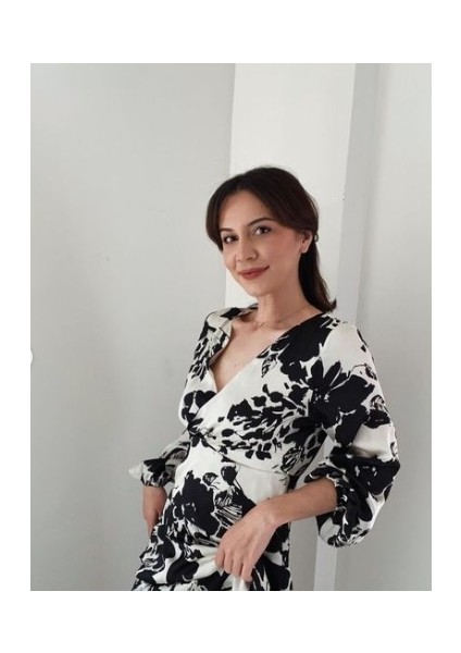 Çiçek Detaylı Siyah Beyaz Saten Elbise