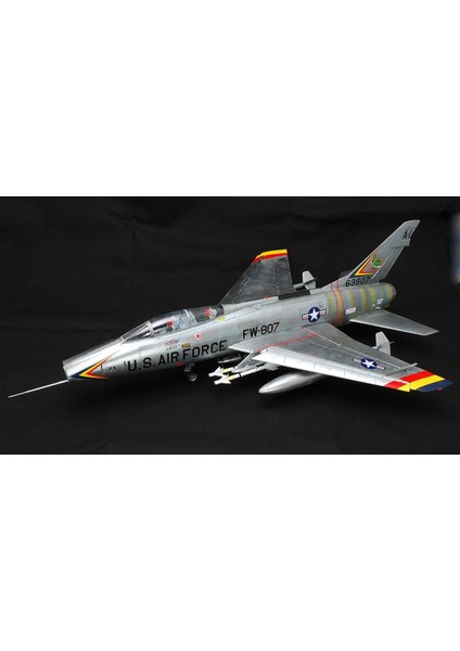 02840 1/48 F-100F Super Sabre Savaş Uçağı Demonte Plastik Maketi