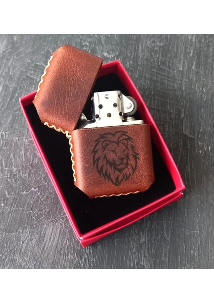 Nikura Craft Nikuracraft Kişiye Özel Benzinli Çakmak Deri Çakmak El Yapımı Hakiki Deri Çakmak Aslan Desenli Zippo Tarzı Çakmak