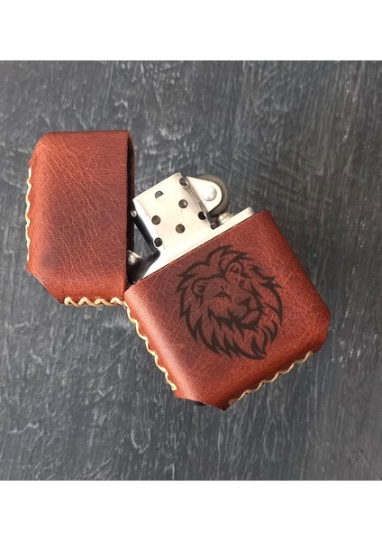 Nikura Craft Nikuracraft Kişiye Özel Benzinli Çakmak Deri Çakmak El Yapımı Hakiki Deri Çakmak Aslan Desenli Zippo Tarzı Çakmak