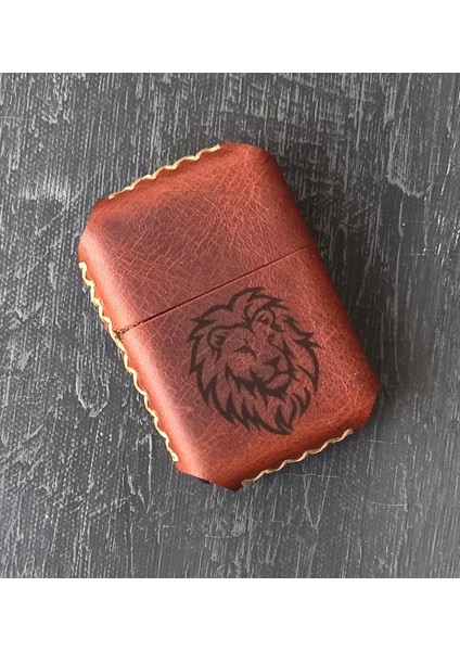 Nikura Craft Nikuracraft Kişiye Özel Benzinli Çakmak Deri Çakmak El Yapımı Hakiki Deri Çakmak Aslan Desenli Zippo Tarzı Çakmak