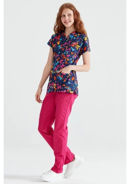 V Yaka Cerrahi Forma Lacivert Kelebek Deseniyle 7 Beden Seçeneği Sunuyor