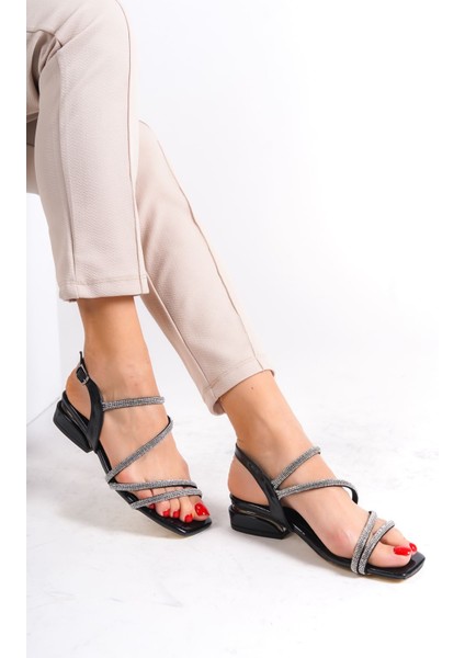 Kadın Taş Şeritli Arkası Açık Siyah Topuklu Ayakkabı