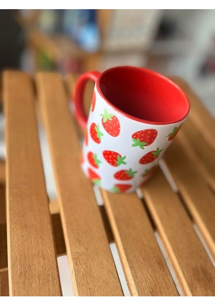 Çilek Görünümlü Içi ve Sapı Kırmızı Büyük Boy Kupa Bardak