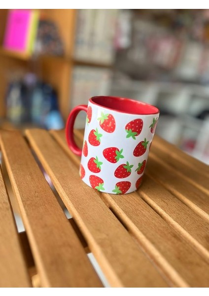 Çilek Görünümlü Içi ve Sapı Kırmızı Büyük Boy Kupa Bardak