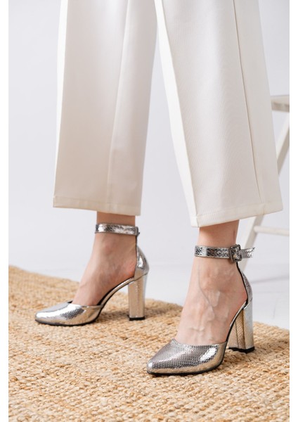 Lole Topuklu Gümüş Cilt Timsah Deri Detaylı Topuklu Ayakkabı fiyatları