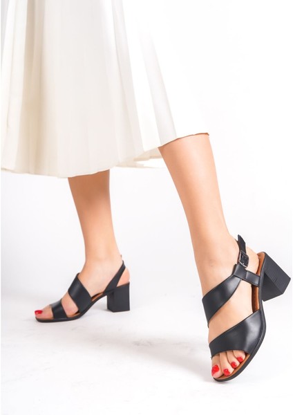 Yade Çift Bantlı Bilekten Bağlamalı Kalın Topuklu Kadın Ayakkabı fiyatları