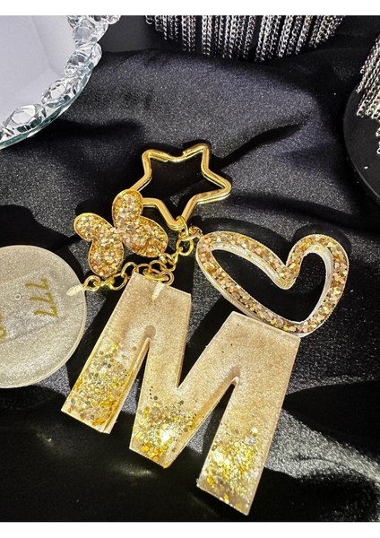 M Harf Goldrenkyıldızhalkavıp Şansrakamlı Ekstra Figürlü Epoksi Harf Anahtarlık Hediyelik Anahtarlık