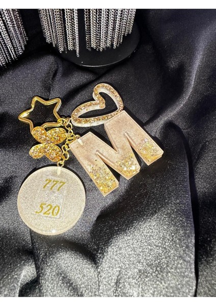 M Harf Goldrenkyıldızhalkavıp Şansrakamlı Ekstra Figürlü Epoksi Harf Anahtarlık Hediyelik Anahtarlık fiyatları