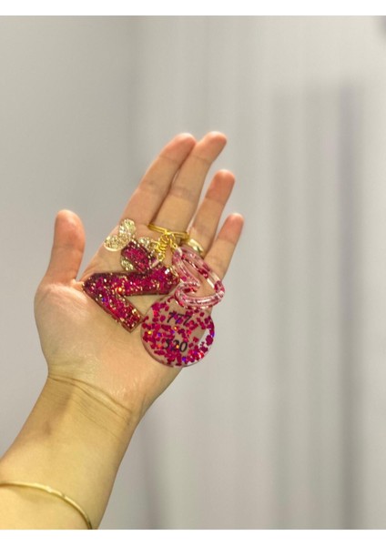 Z Harf Fuşya Glitterli Gold Pul Detaylı Ekstra Figürlü 777-520 Şans Rakamlı Epoksi Harf Anahtarlık fiyatları