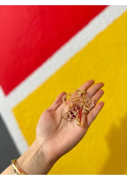 A Harf Gül Yaprağı ve Gerçek Çiçek Işlemeli Gold Varak Yıldız Halkalı Figürlü Epoksi Harf Anahtarlık